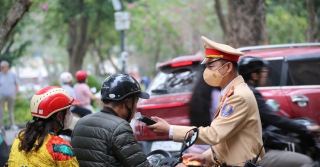 Hơn 800 tài xế bị phạt nồng độ cồn chỉ trong bu...