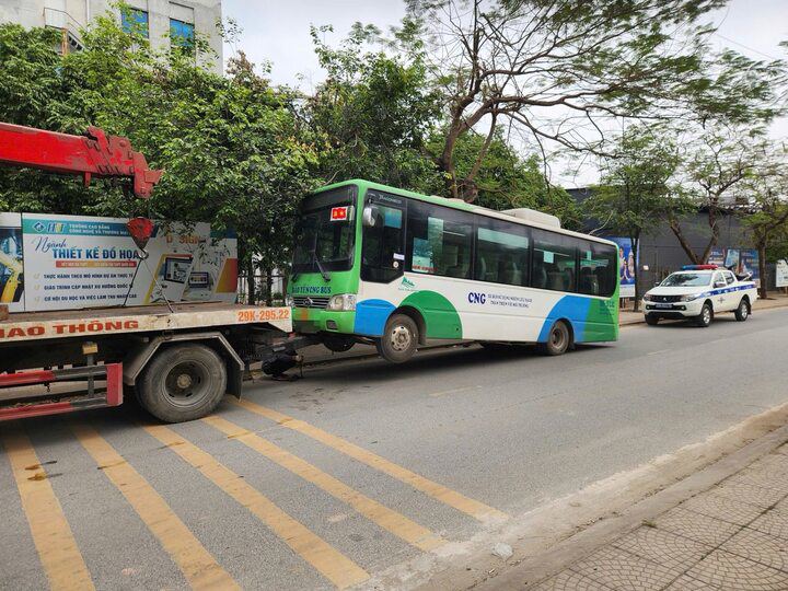 Tổ công tác tạm giữ phương tiện vi phạm.