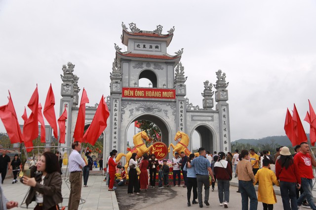 Người dân, du khách đến Đền Ông Hoàng Mười (xã Hưng Nguyên, Nghệ An) dâng hương đầu năm mới.