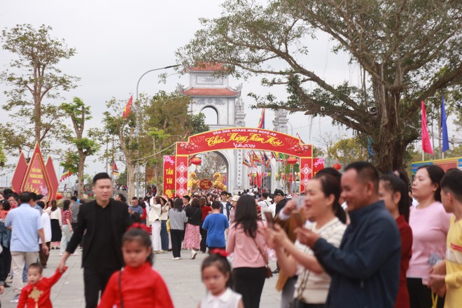 Hàng nghìn người đi lễ Đền Ông Hoàng Mười trong ngày mùng 1 Tết - 4