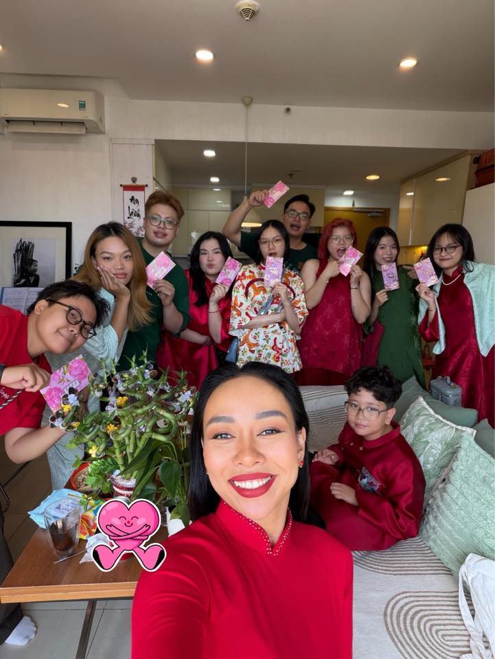 Ca sĩ Thảo Trang chụp ảnh kỷ niệm với 9 bạn trẻ. Ảnh: FBNV