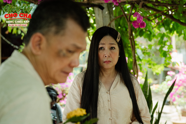 Không chỉ cống hiến cho làng kịch nói phía Nam, NSND Hồng Vân còn tham gia cả phim điện ảnh. Mới đây, chị vào vai bà Hai Hành trong phim "Cưới vợ cho cha". Trong phim này, “cặp đôi hoàn cảnh” dưới sự thể hiện của NSND Hồng Vân và NSƯT Hữu Châu tạo thành chất xúc tác hai nửa trái dấu đầy hài hước và duyên dáng. Là bạn diễn nhiều năm với nhau, hai nghệ sĩ gạo cội phối hợp và tung hứng “diễn như không diễn”, tạo nên bà Hai Hành nũng nịu đáng yêu đối nghịch với ông Sáu Sếu lúc nào cũng khó đăm đăm, nhưng cũng lúc nào lúng túng trước mối tình đầu của mình.