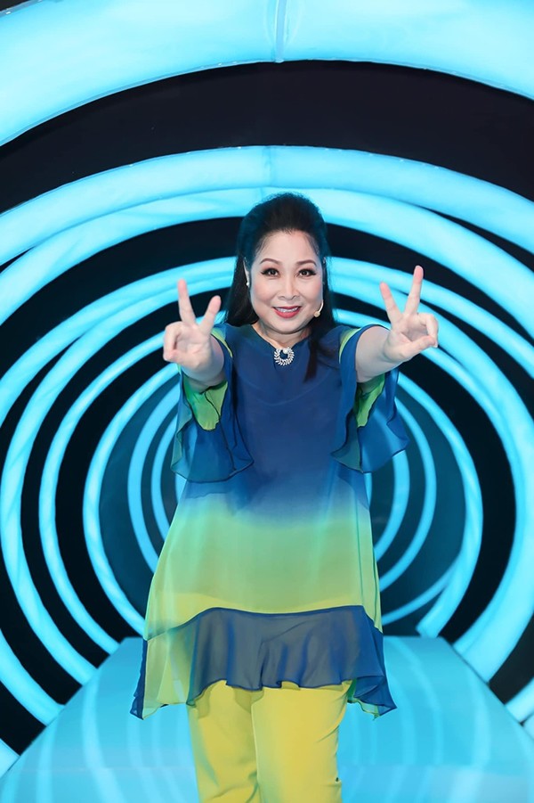 Sau này, Hồng Vân là người đầu tiên trong nhà theo nghệ thuật và trở thành một nghệ sĩ hài nổi tiếng khắp cả nước và hiện giờ là "bà bầu" sân khấu. Từ năm 1989 đến năm 2000, chị là diễn viên Nhà hát kịch Sân khấu nhỏ TP.Hồ Chí Minh. Từ năm 2001, chị là diễn viên, đạo diễn đồng thời là Giám đốc Công ty Cổ phần Sân khấu Điện ảnh Vân Tuấn. Hồng Vân cũng là bầu sô của Sân khấu kịch Phú Nhuận tại Thành phố Hồ Chí Minh. Năm 2012, chị được công nhận là Nghệ sĩ Nhân dân.