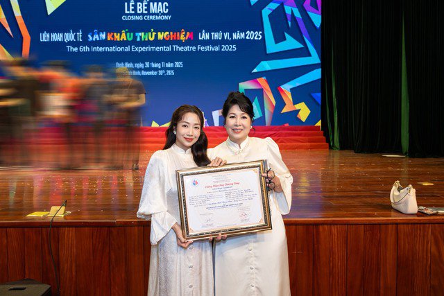 Ngoài phim ảnh, NSND Hồng Vân còn là nhà quản lý xuất sắc khi đưa sân khấu Kịch Hồng Vân đạt được nhiều giải thưởng lớn. Mới đây, sân khấu Kịch Hồng Vân vừa thắng lớn tại Liên hoan quốc tế sân khấu thử nghiệm lần VI-2025 với vở Nguyệt Hạ (tác giả Lê Duy Mạnh) giành Huy chương Vàng, NSƯT Ốc Thanh Vân giành huy chương Vàng cá nhân, các nghệ sĩ: Hoàng Khôi, Khánh Tiên Leona, Khôi Nguyên - con trai NSND Hồng Vân giành Huy chương Bạc. Trên trang cá nhân, chị đã hạnh phúc khoe niềm vui với tất cả mọi người và được khán giả nồng nhiệt đón nhận.