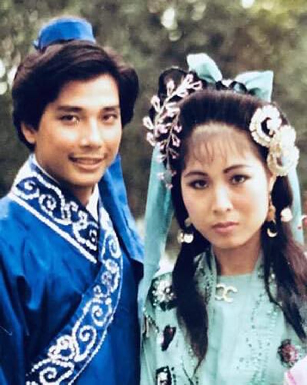 Về đời tư, NSND Hồng Vân yêu tài tử điện ảnh một thời - Lê Tuấn Anh từ những ngày còn sinh viên. Nhưng vì duyên phận họ lạc nhau và sau đó khi cả 2 đã trải qua một lần dang dở, cuối cùng năm 2000 cặp đôi mới chính thức là vợ chồng.