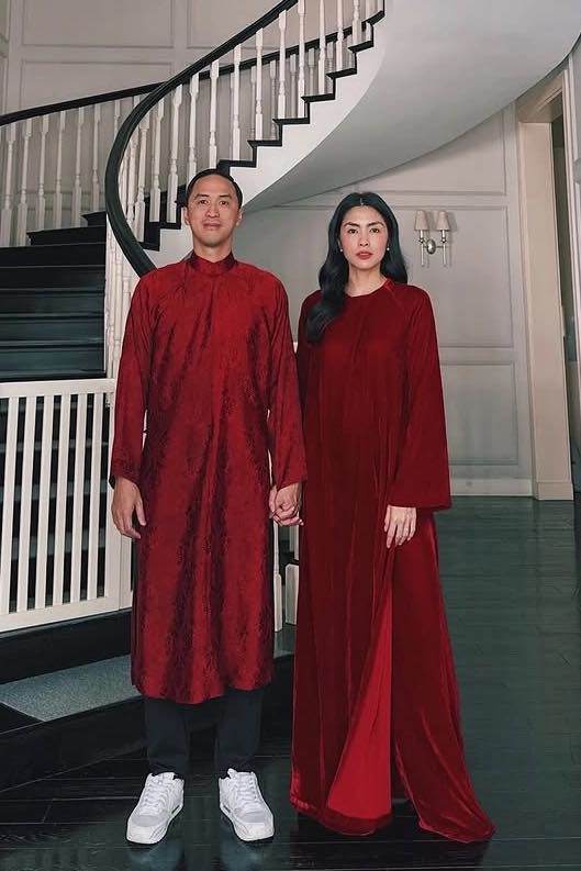 Cứ mỗi năm đến Tết Nguyên Đán, vợ chồng Tăng Thanh Hà - Louis Nguyễn lại gây chú ý khi chia sẻ một bức ảnh chụp ở chiếc cầu thang xoắn ốc quen thuộc trong biệt thự của cặp đôi. Cả hai đều diện áo dài lụa phom dáng thoải mái.