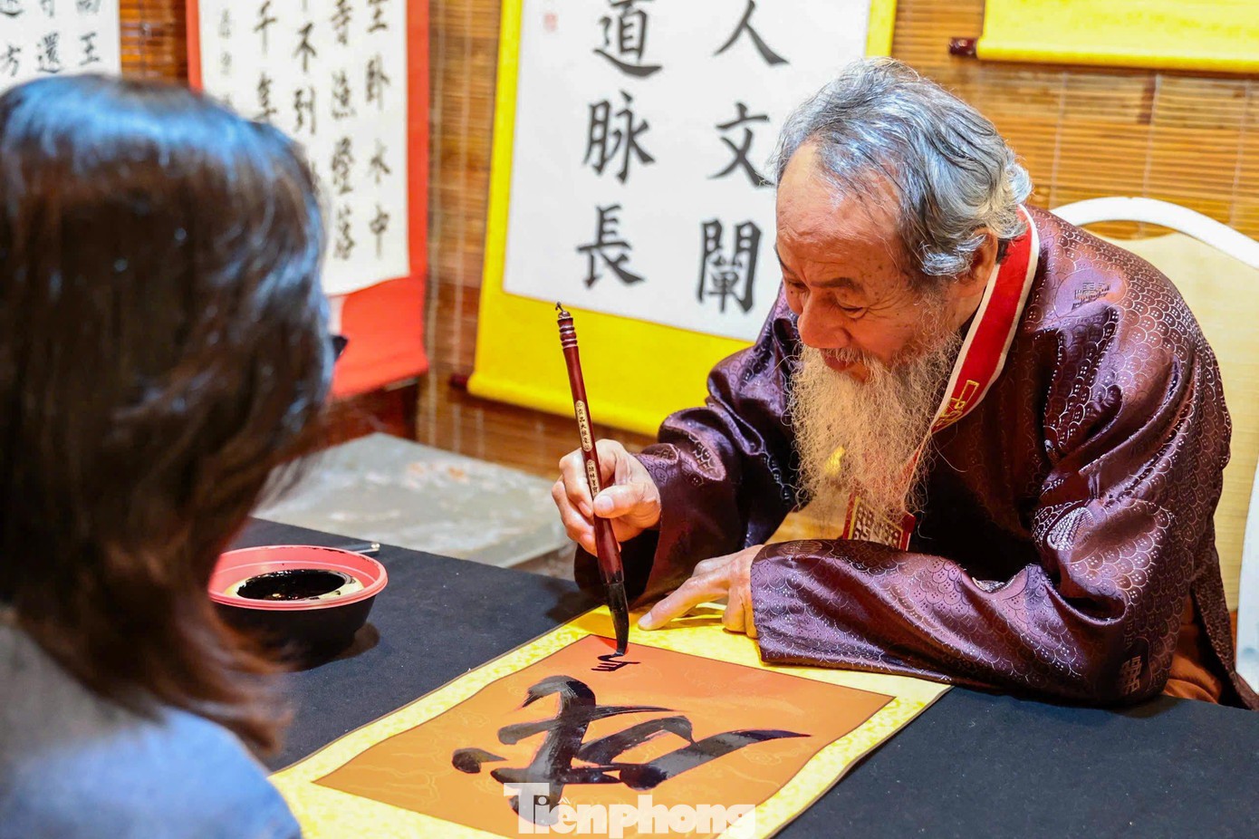 Theo Ban tổ chức, hoạt động cho chữ đầu xuân tại Hồ Văn được duy trì nhiều năm nay, thu hút đông đảo người dân Thủ đô và du khách. Khu vực được bố trí theo từng gian, có biển tên ông đồ, bảng giá và lực lượng hỗ trợ điều tiết dòng người.