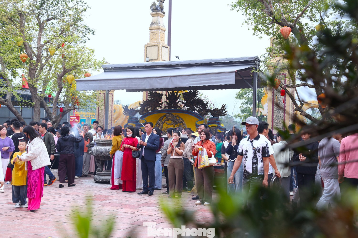 Ghi nhận ngày 17/2 (mồng 1 Tết Bính Ngọ), hàng nghìn người dân và du khách thập phương đã đổ về Đền Ông Hoàng Mười dâng hương, cầu bình an, tài lộc.