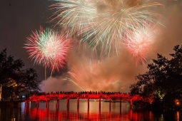 Pháo hoa rực sáng trên bầu trời cả nước, người dân xúc động đón năm mới Bính Ngọ 2026