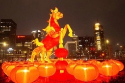 Năm Ngựa Lửa 2026: Không khí Tết rực đỏ và làn sóng di chuyển kỷ lục