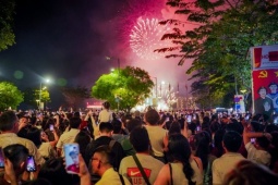 Media - VIDEO: Người dân TPHCM gửi khát vọng vào vận hội mới dưới bầu trời pháo hoa giao thừa