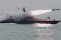 Lãnh tụ tối cao lên tiếng, Iran diễn tập phóng tên lửa ra eo biển Hormuz