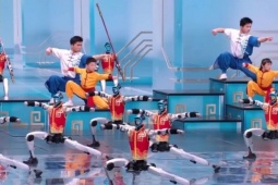 Robot hình người 'chiếm lĩnh' đêm diễn đón giao thừa của Trung Quốc