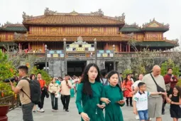 Du khách ùn ùn ‘xông đất’ Đại nội Huế