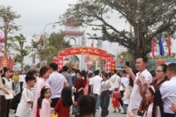 Hàng nghìn người đi lễ Đền Ông Hoàng Mười trong ngày mùng 1 Tết