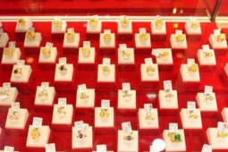 Tối mùng 1 Tết, giá vàng giảm rất mạnh