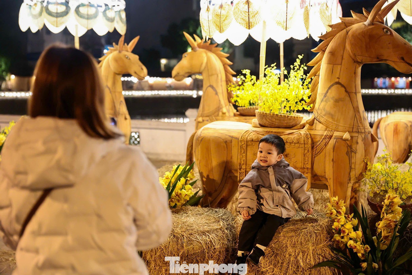 Chị Hoài Thu (phường Hai Bà Trưng) cho biết, sau khi xin chữ, gia đình chị dành gần 30 phút chụp ảnh cùng các tác phẩm. “Không khí đầu năm rất vui, vừa có nét truyền thống, vừa có thêm không gian nghệ thuật để tham quan”, chị nói.