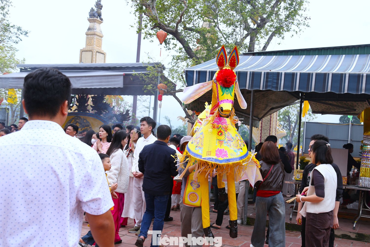 Đáng chú ý, nhiều người không ngần ngại chi tiền triệu để mua ngựa khủng, vàng mã và mâm lễ lớn dâng Đức Thánh Hoàng Mười trong ngày đầu năm mới. Theo quan niệm dân gian, ngựa là linh vật gắn với Đức Thánh Hoàng Mười – vị thánh nổi tiếng trong hệ thống tín ngưỡng thờ Mẫu Tam phủ, Tứ phủ của người Việt. Vì vậy, dâng ngựa giấy được xem là cách thể hiện lòng thành và ước nguyện được ngài phù hộ độ trì.