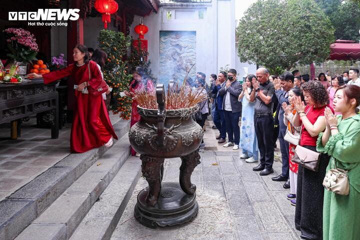 Từ lâu, tục đi lễ đền, chùa dịp đầu năm đã trở thành một nét đẹp văn hóa trong đời sống tinh thần của người Việt nói chung và người dân Hà Nội nói riêng.