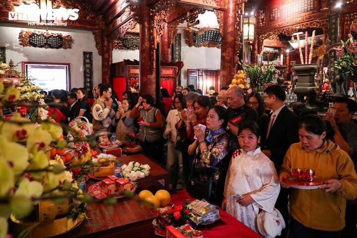 Từ lâu, tục đi lễ đền, chùa dịp đầu năm đã trở thành một nét đẹp văn hóa trong đời sống tinh thần của người Việt nói chung và người dân Hà Nội nói riêng.