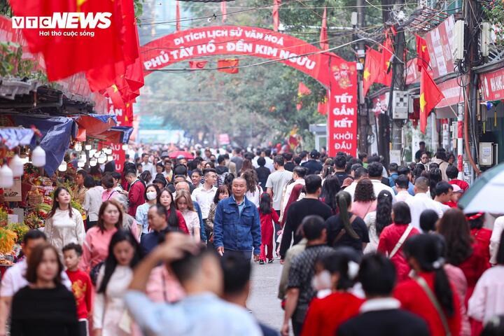 Tại phủ Tây Hồ, theo ghi nhận của phóng viên Báo Điện tử VTC News, hàng nghìn người dân và du khách nườm nượp đổ về cầu an trong ngày đầu năm mới.