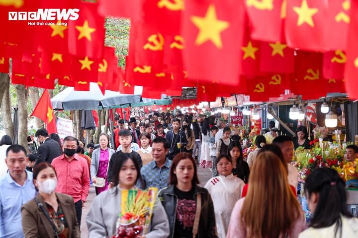 Tại phủ Tây Hồ, theo ghi nhận của phóng viên Báo Điện tử VTC News, hàng nghìn người dân và du khách nườm nượp đổ về cầu an trong ngày đầu năm mới.