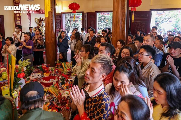 Biển người đổ về đền, chùa ở Hà Nội cầu an trong ngày đầu năm mới - 18