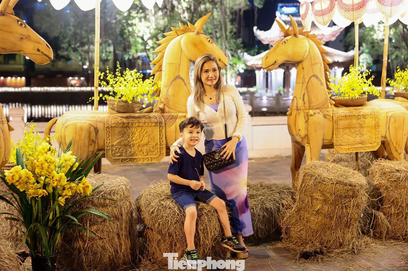 Chị Hoài Thu (phường Hai Bà Trưng) cho biết, sau khi xin chữ, gia đình chị dành gần 30 phút chụp ảnh cùng các tác phẩm. “Không khí đầu năm rất vui, vừa có nét truyền thống, vừa có thêm không gian nghệ thuật để tham quan”, chị nói.