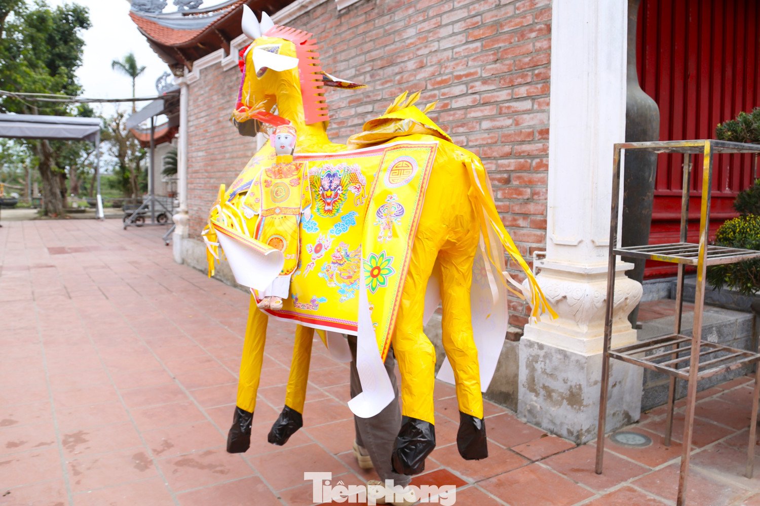 Đáng chú ý, nhiều người không ngần ngại chi tiền triệu để mua ngựa khủng, vàng mã và mâm lễ lớn dâng Đức Thánh Hoàng Mười trong ngày đầu năm mới. Theo quan niệm dân gian, ngựa là linh vật gắn với Đức Thánh Hoàng Mười – vị thánh nổi tiếng trong hệ thống tín ngưỡng thờ Mẫu Tam phủ, Tứ phủ của người Việt. Vì vậy, dâng ngựa giấy được xem là cách thể hiện lòng thành và ước nguyện được ngài phù hộ độ trì.