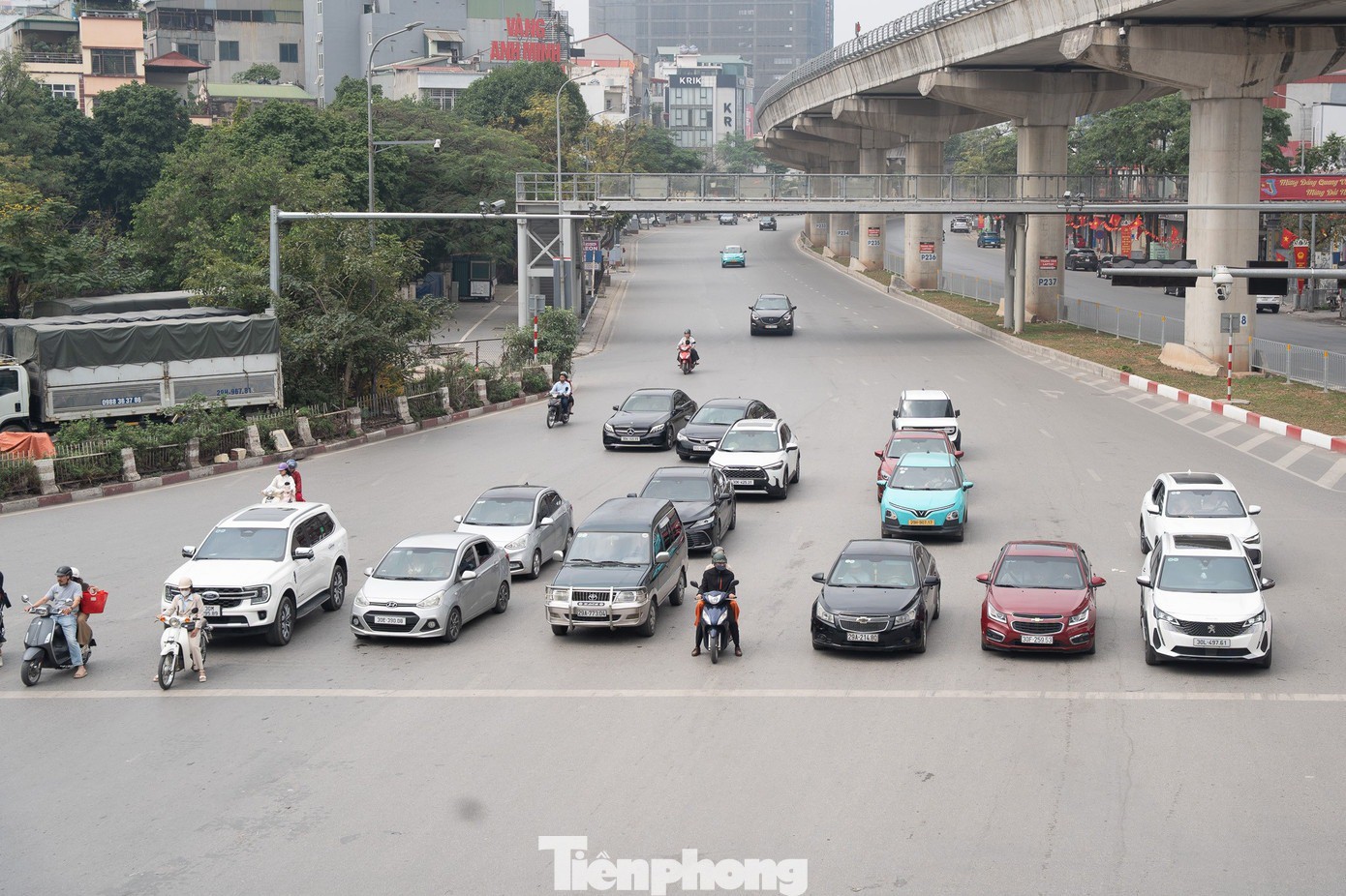 Người tham gia giao thông nghiêm túc chấp hành luật.