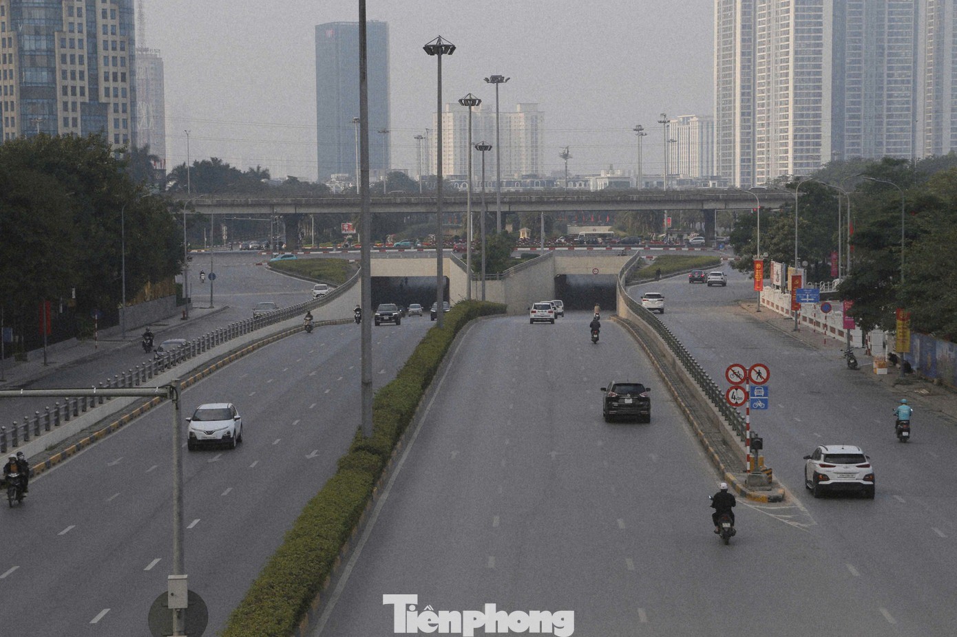 Nút giao 3 tầng Trung Hòa nối Trần Duy Hưng với đại lộ Thăng Long thông thoáng đến lạ thường.