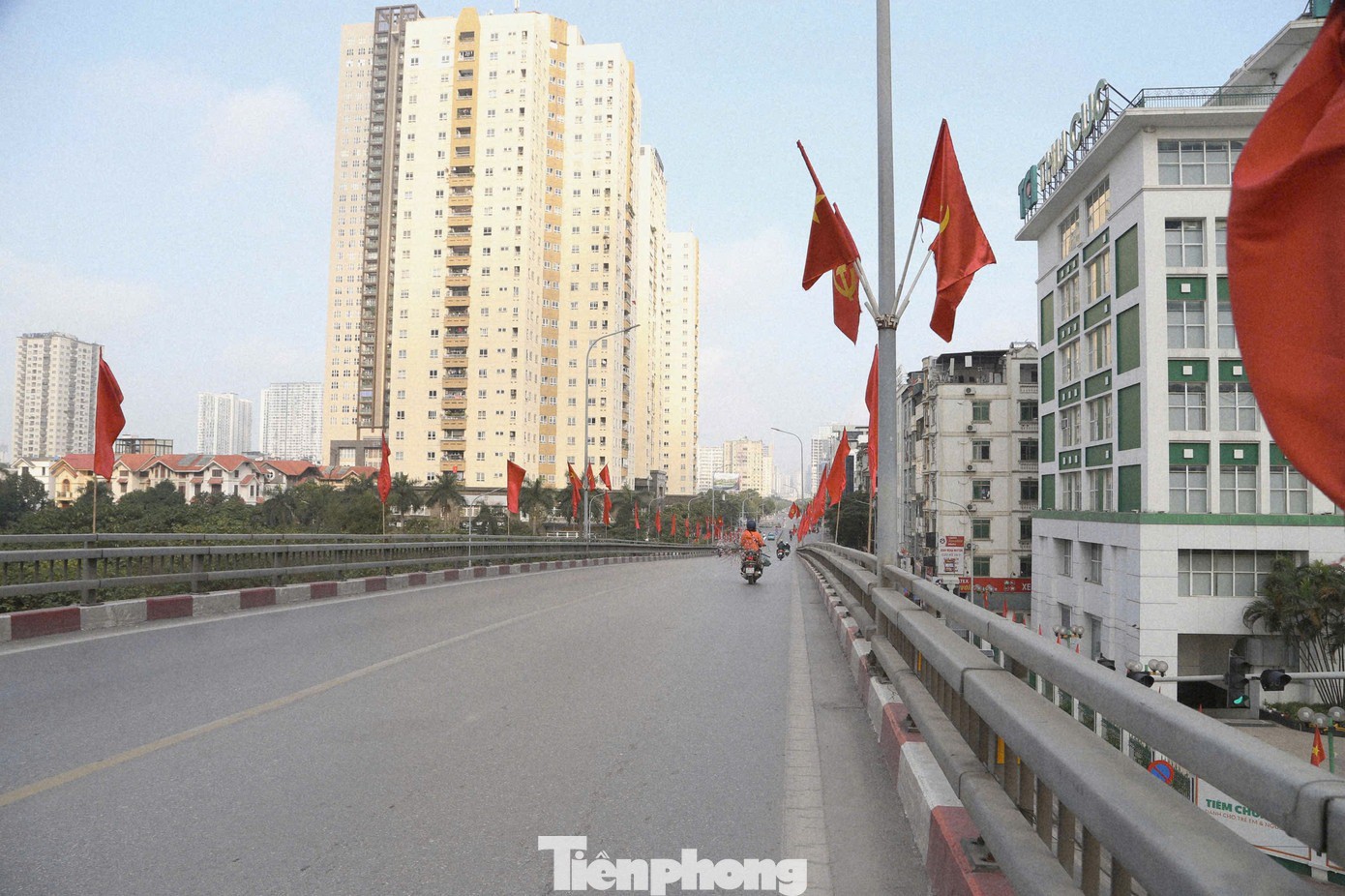 Nút giao 3 tầng Trung Hòa nối Trần Duy Hưng với đại lộ Thăng Long thông thoáng đến lạ thường.