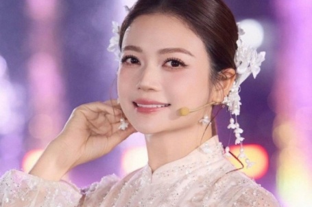 Vẻ đẹp 'không tuổi' của NSƯT Kiều Anh trong tà áo dài truyền thống