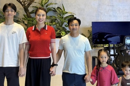 Ảnh sao 17/2: Gia đình Cường Đôla đọ chiều cao đón năm mới