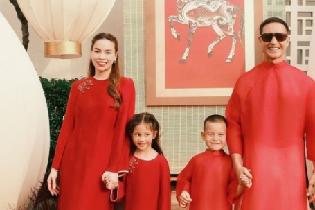Gia đình Hồ Ngọc Hà diện áo dài, trang hoàng biệt thự tông đỏ đón Tết