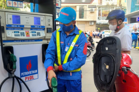 Giá xăng dầu hôm nay: Bật tăng mạnh trong ngày mồng 1 Tết Bính Ngọ