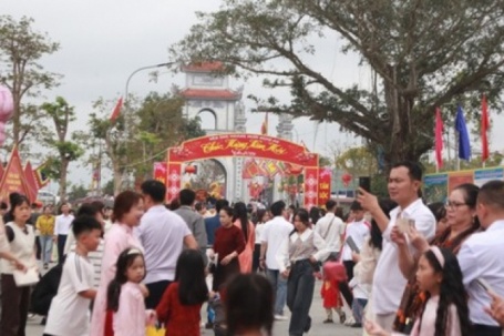 Hàng nghìn người đi lễ Đền Ông Hoàng Mười trong ngày mùng 1 Tết