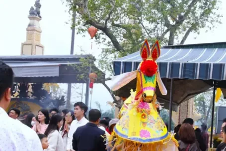 Dâng ngựa tiền triệu ở Đền Ông Hoàng Mười