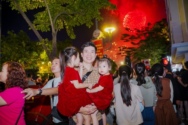 VIDEO: Người dân TPHCM gửi khát vọng vào vận hội mới dưới bầu trời pháo hoa giao thừa - 2