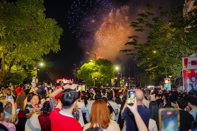 VIDEO: Người dân TPHCM gửi khát vọng vào vận hội mới dưới bầu trời pháo hoa giao thừa - 3