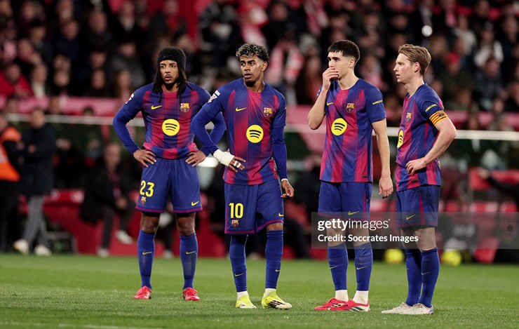 Barcelona&nbsp;bị tụt lại 2 điểm so với Real Madrid trong cuộc đua vô địch&nbsp;La Liga