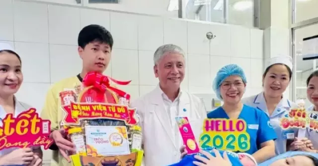 Bốn em bé chào đời đúng giao thừa tại Bệnh viện Từ Dũ nhận vàng 24K may mắn