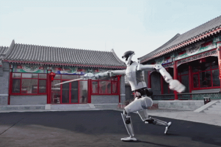 Robot hình người múa kiếm mừng năm mới