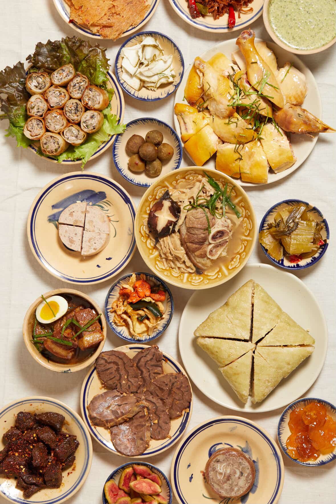 Những món đặc sản trong mâm cỗ cổ truyền Việt Nam được quán của chị Như chế biến tại Mỹ