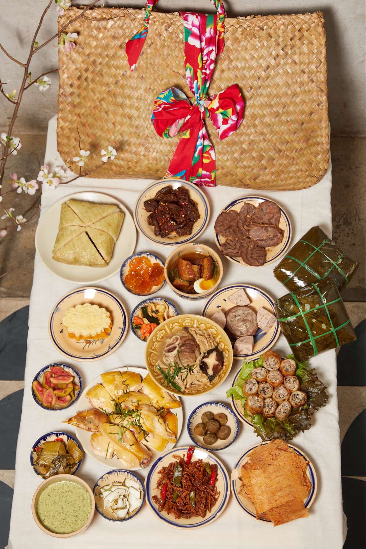 Những món đặc sản trong mâm cỗ cổ truyền Việt Nam được quán của chị Như chế biến tại Mỹ