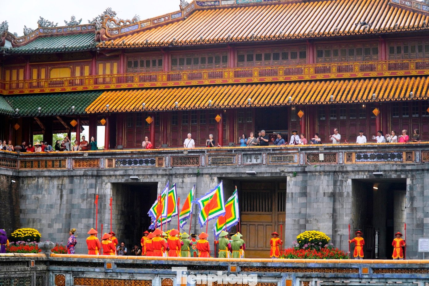 Du khách ùn ùn ‘xông đất’ Đại nội Huế - 7