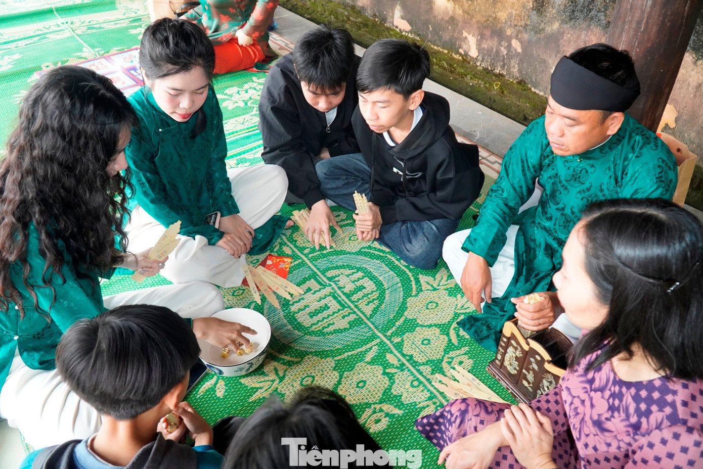 Du khách ùn ùn ‘xông đất’ Đại nội Huế - 15