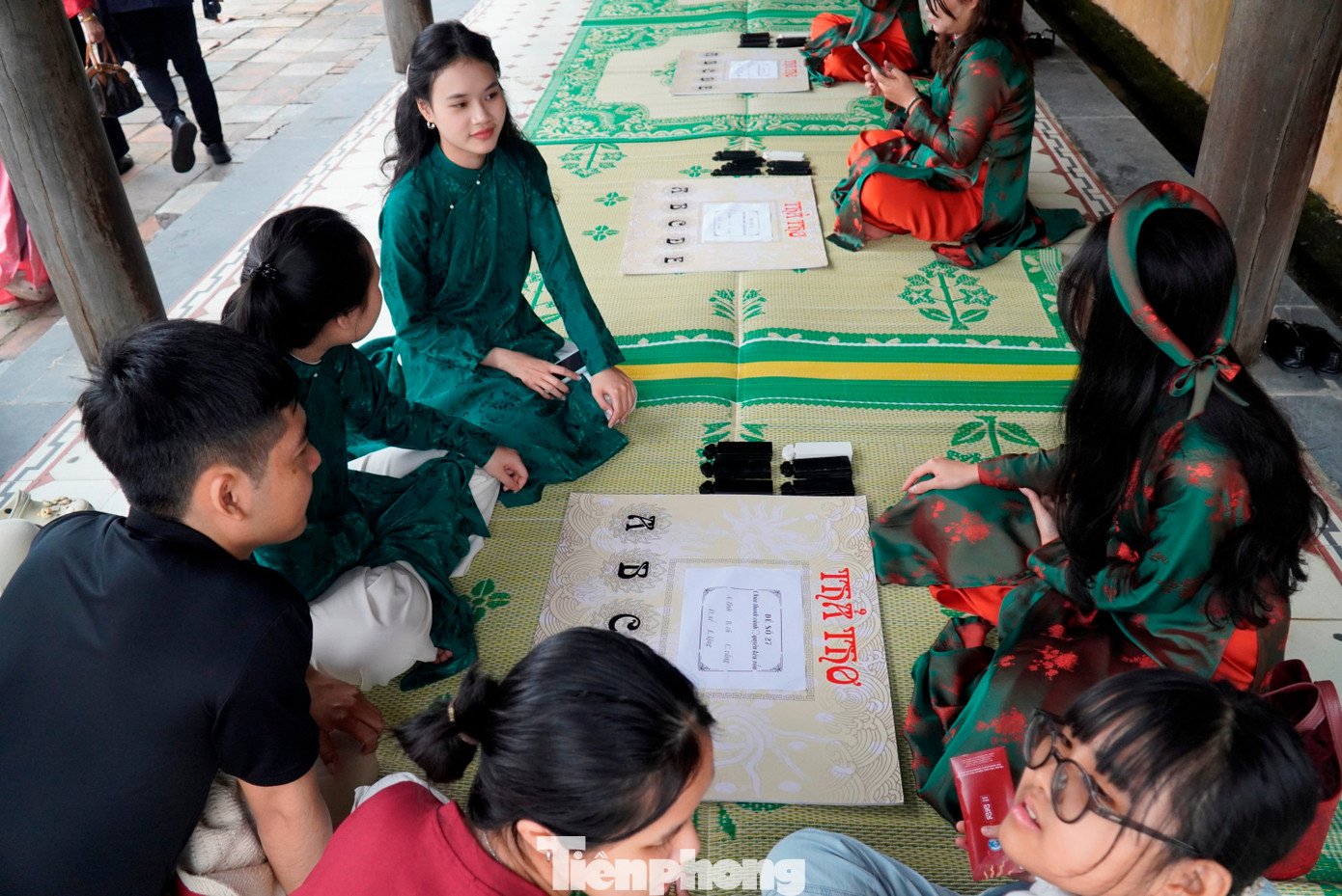 Du khách ùn ùn ‘xông đất’ Đại nội Huế - 13