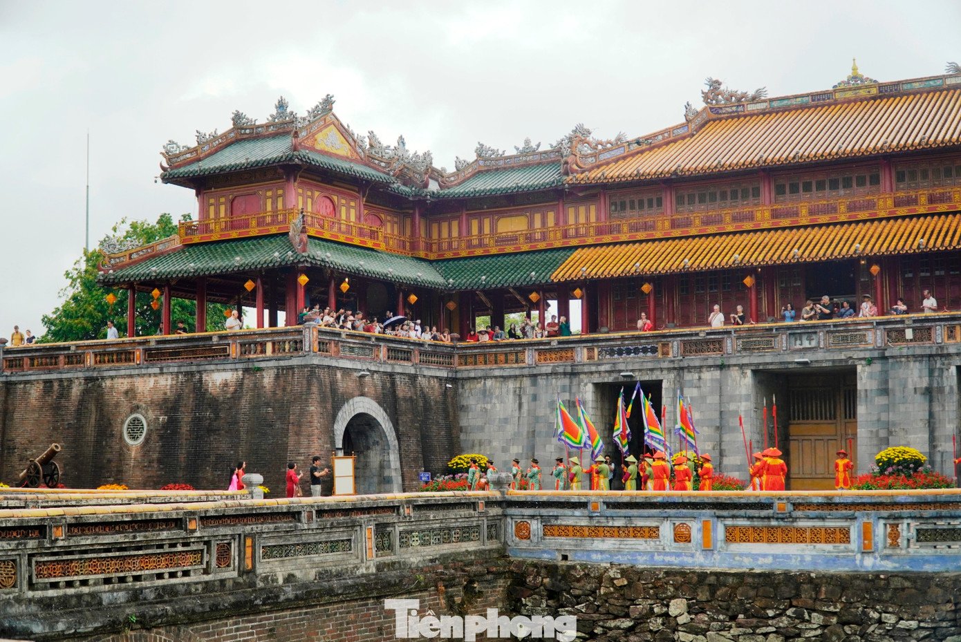 Du khách ùn ùn ‘xông đất’ Đại nội Huế - 6