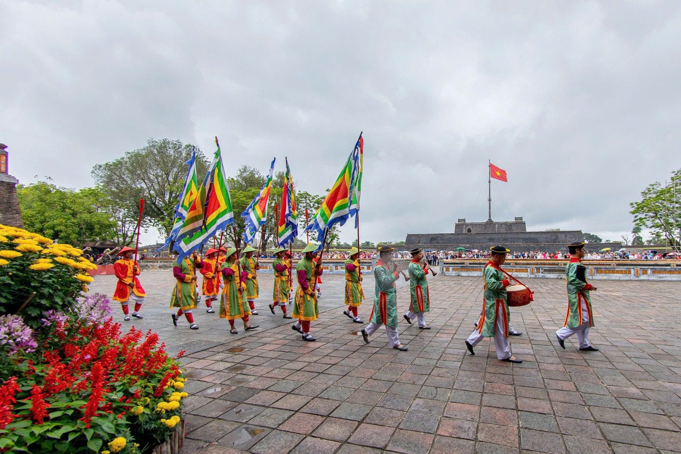 Du khách ùn ùn ‘xông đất’ Đại nội Huế - 4